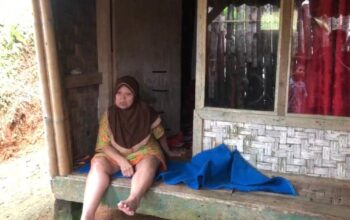 MEMPRIHATINKAN : Suasana Mak Atikah (60) saat bersandar di rumahnya yang tidak layak huni di Kampung Cikeuyep, Desa Cijulang, Kecamatan Jampangtengah, Kabupaten Sukabumi.(FOTO : UNTUK RADAR SUKABUMI)