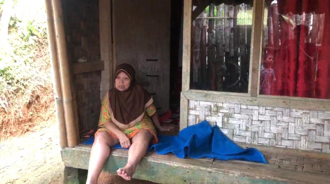 MEMPRIHATINKAN : Suasana Mak Atikah (60) saat bersandar di rumahnya yang tidak layak huni di Kampung Cikeuyep, Desa Cijulang, Kecamatan Jampangtengah, Kabupaten Sukabumi.(FOTO : UNTUK RADAR SUKABUMI)