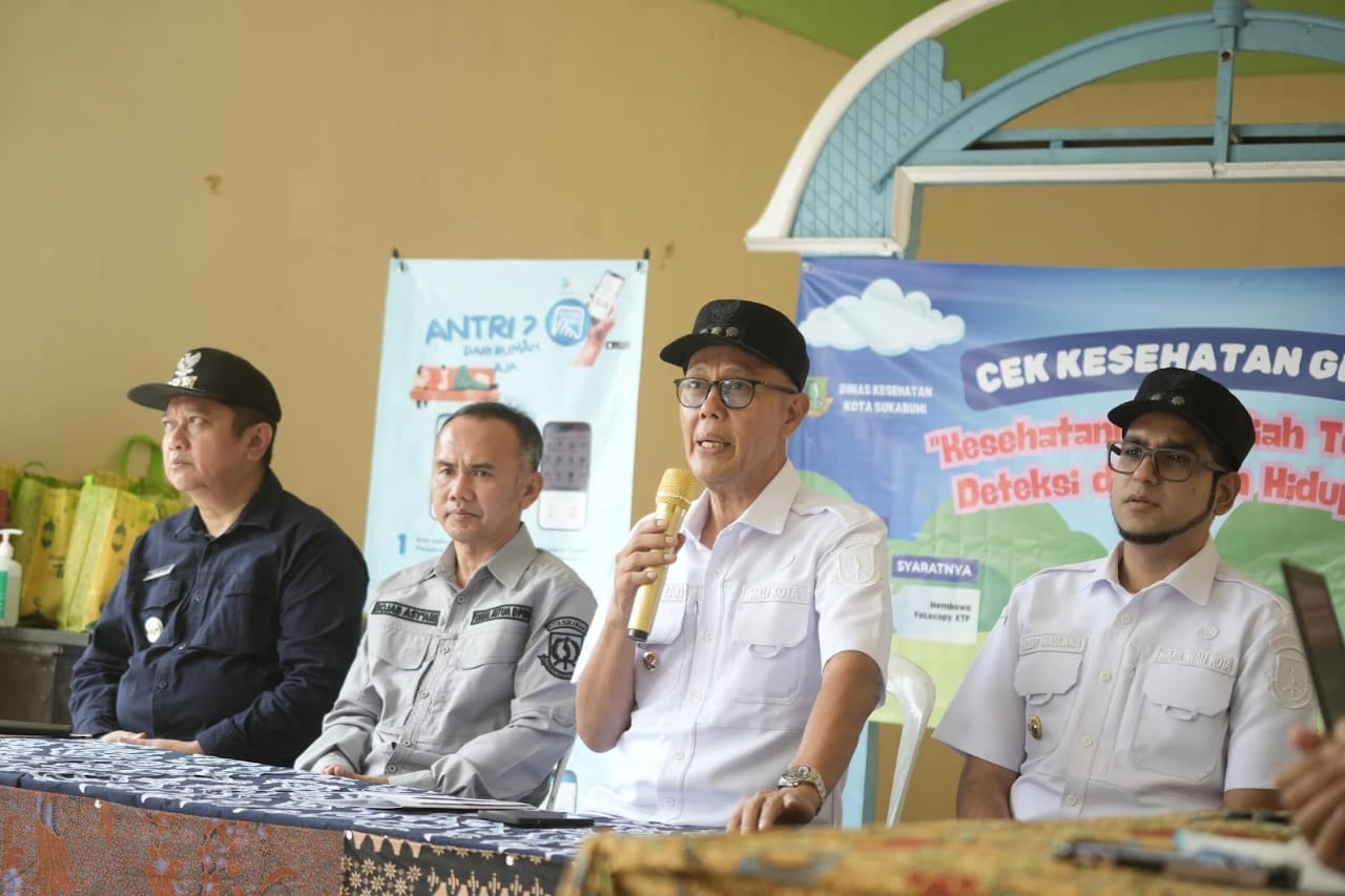 SAMBUTAN: Walikota Sukabumi, Ayep Zaki saat memberikan sambutan kegiatan screening kesehatan gratis di Rumah Susun, Kelurahan Situmekar, Jumat (21/3).
