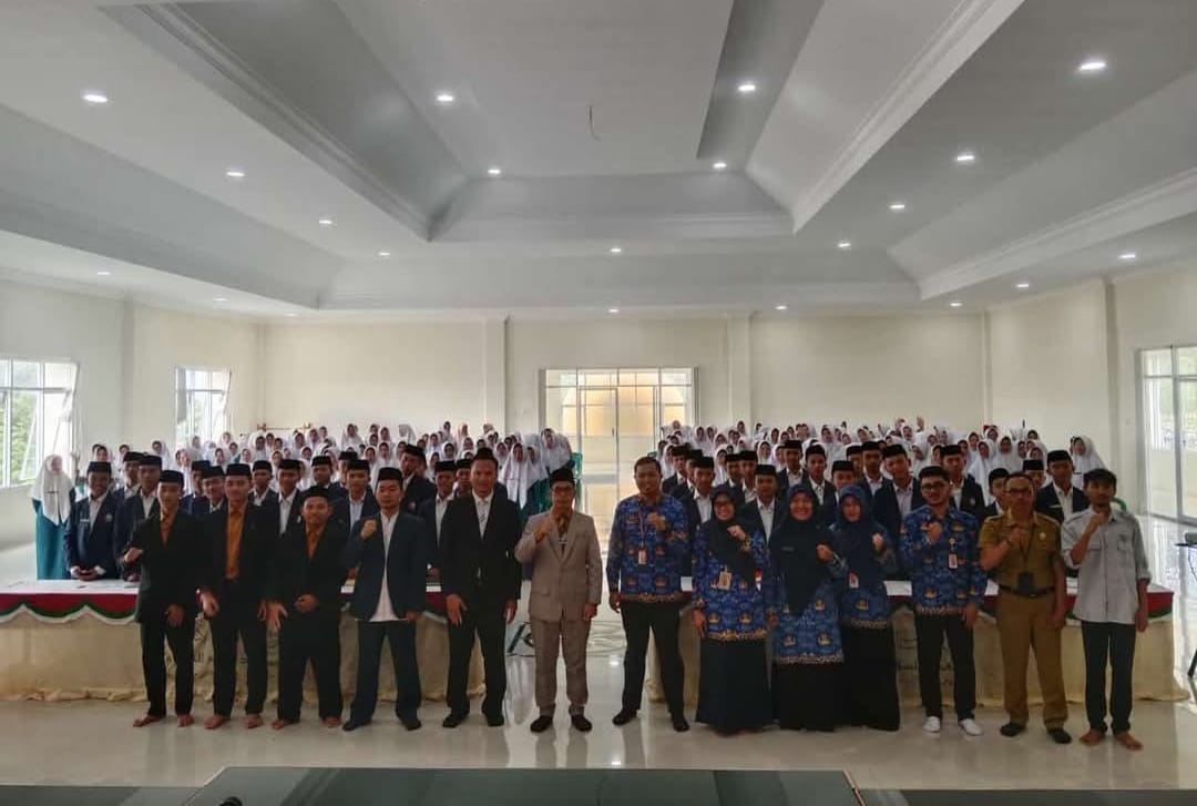 Suasana sosialisasi kewirausahaan dan fasilitasi pembuatan NIB yang digelar dalam rangkaian Muhibah Ramadhan 1446 H/2025 M di Pondok Pesantren Modern Assalam, kecamatan Warungkiara.(FOTO : NANDI/ RADARSUKABUMI)