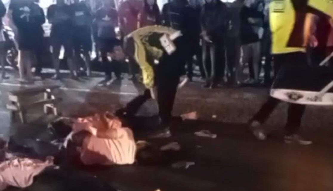 DIEVAKUASI : Petugas Polres Sukabumi, saat mengevakuasi korban laka lantas di Jalan Raya Surya Kencana, Kelurahan Cibadak, Kecamatan Cibadak, Kabupaten Sukabumi pada Minggu (23/03) dini hari.(FOTO : TANGKAPAN LAYAR (SS))
