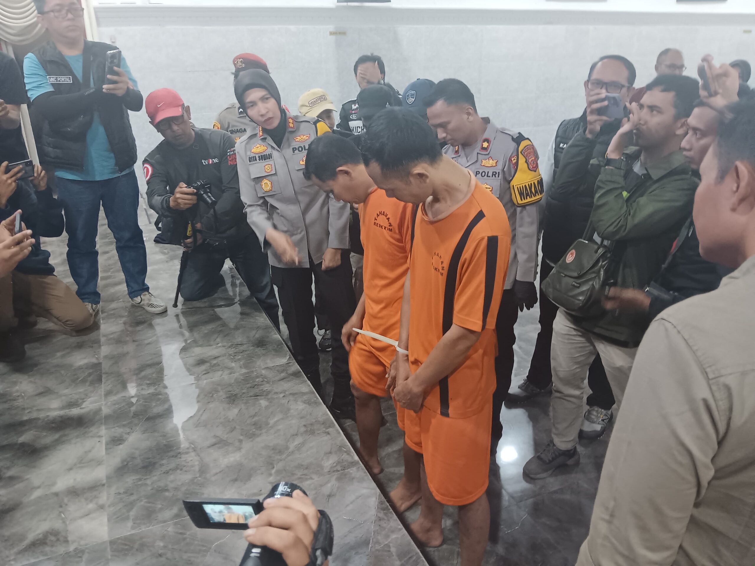 RILIS: Kapolres Sukabumi Kota AKBP Rita Suwadi saat memperlihatkan sejumlah barang bukti yang berhasil diamankan, Senin (24/3). (FT: BAMBANG/RADARSUKABUMI)
