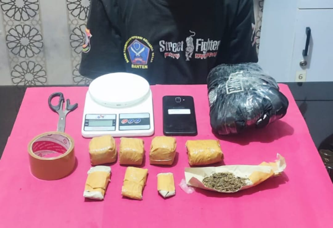 DIAMANKAN: Sat Narkoba Polres Sukabumi Kota saat mengamankan dua pelaku pengedar ganja kering, Senin (24/3).(FT: IST)