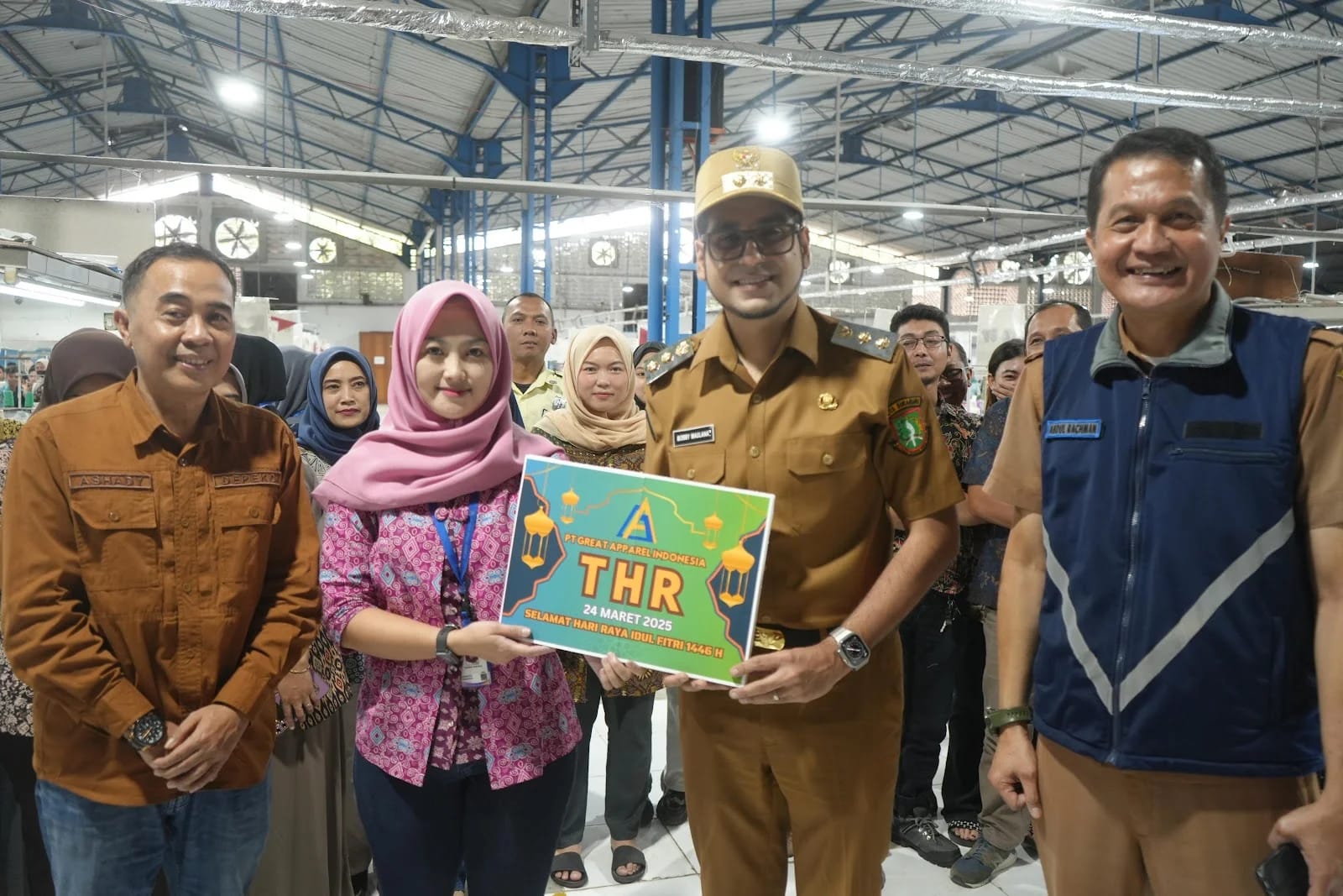 MONITORING: Wakil Walikota Sukabumi, Bobby Maulana melakukan monitoring pemberian Tunjangan Hari Raya (THR) di PT Great Apparel Indonesia, Senin (24/3).(FT: IST)
