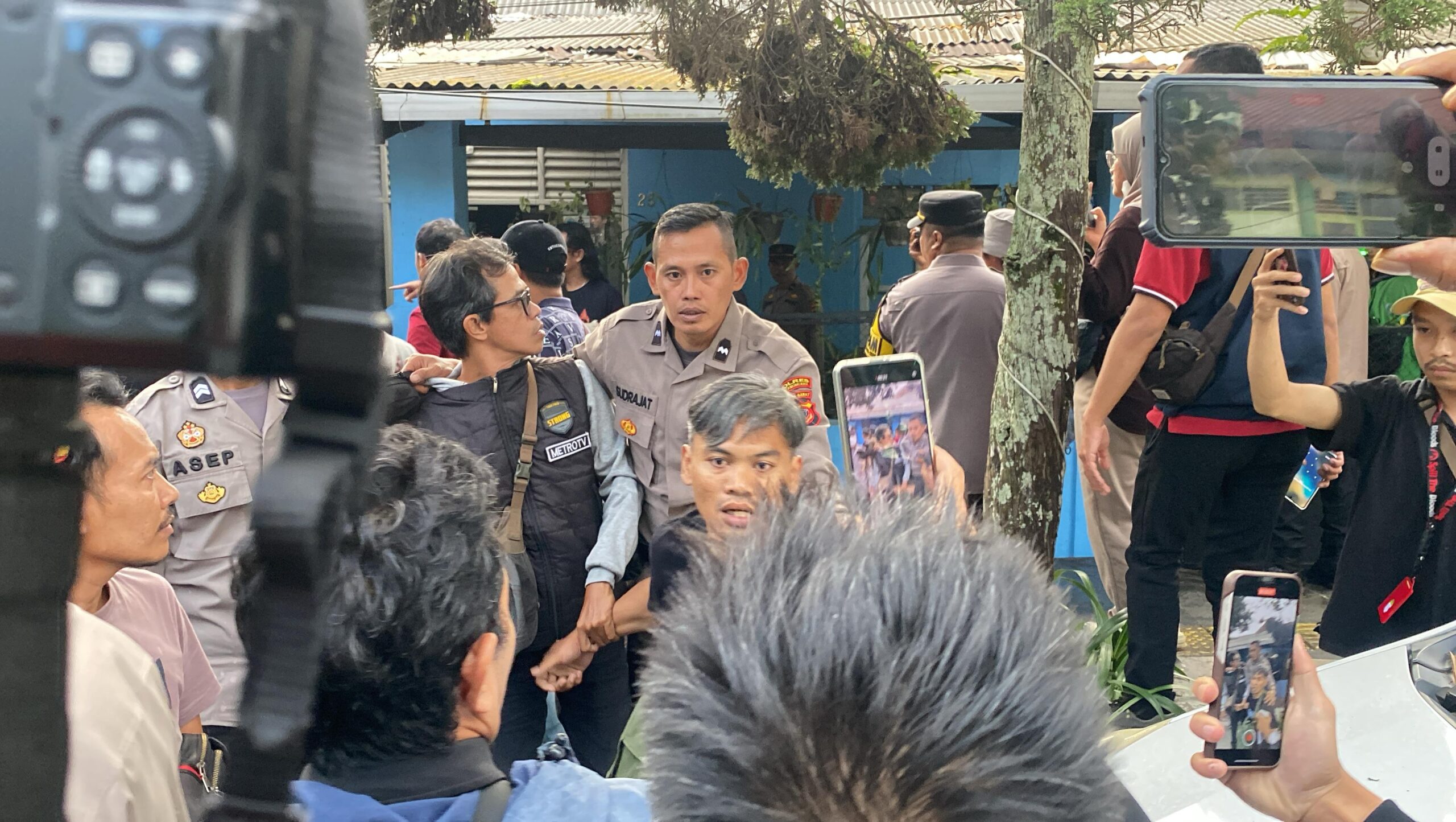 Aliansi Jurnalis Independen (AJI) Bandung Biro Sukabumi mengeluarkan pernyataan keras mengecam tindakan represif aparat kepolisian terhadap dua jurnalis saat meliput aksi demonstrasi Undang-undang TNI pada Senin, 24 Maret 2025 di depan Gedung DPRD Kota Sukabumi.