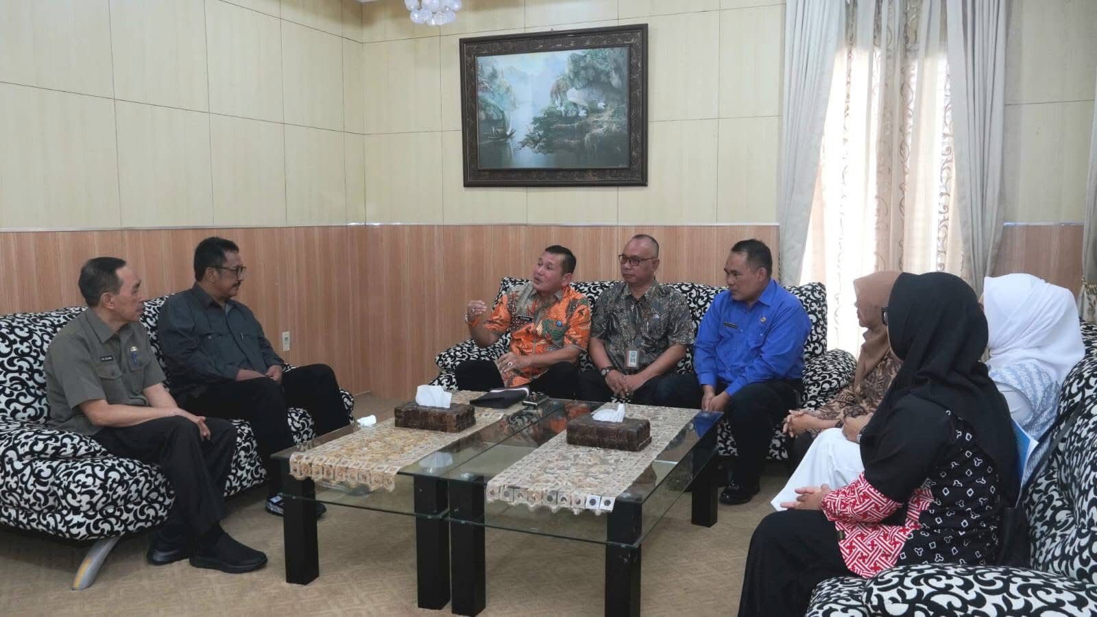 SILATURAHMI : Bupati Sukabumi, Asep Japar, saat menerima kunjungan BNNK Sukabumi di Gedung Negara Pendopo Sukabumi, tepatnya di ruas Jalan Raya Ahmad Yani, Kecamatan Warudoyong, Kota Sukabumi pada Selasa (25/03).(FOTO : UNTUK RADAR SUKABUMI)