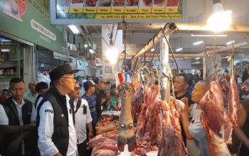 PEMANTAUAN: Wali Kota dan Wakil Wali Kota Sukabumi, Ayep Zaki-Bobby Maulana saat melakukan pemantauan pasar tradisional dan modern, Rabu (25/3). (FT: IST)