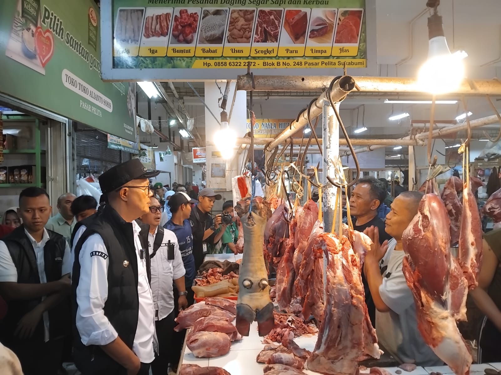 PEMANTAUAN: Wali Kota dan Wakil Wali Kota Sukabumi, Ayep Zaki-Bobby Maulana saat melakukan pemantauan pasar tradisional dan modern, Rabu (25/3). (FT: IST)