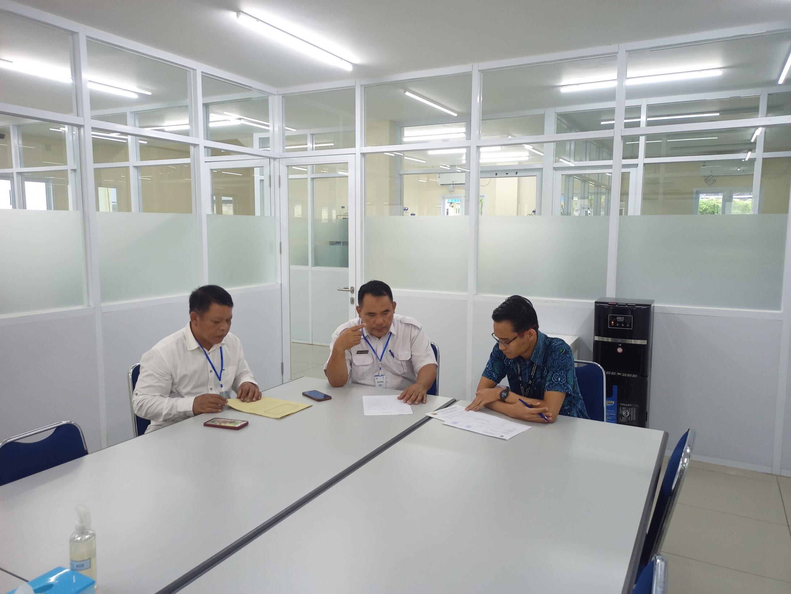 MONITORING : Kabid HI Disnakertrans Kabupaten Sukabumi, saat monitoring pembayaran THR di salah satu perusahaan Kabupaten Sukabumi, belum lama ini.(FOTO : UNTUK RADAR SUKABUMI)