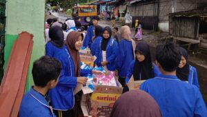 Semangat OSIS SMPN 1 Gegerbitung Bagikan 400 Paket Takjil Gratis
