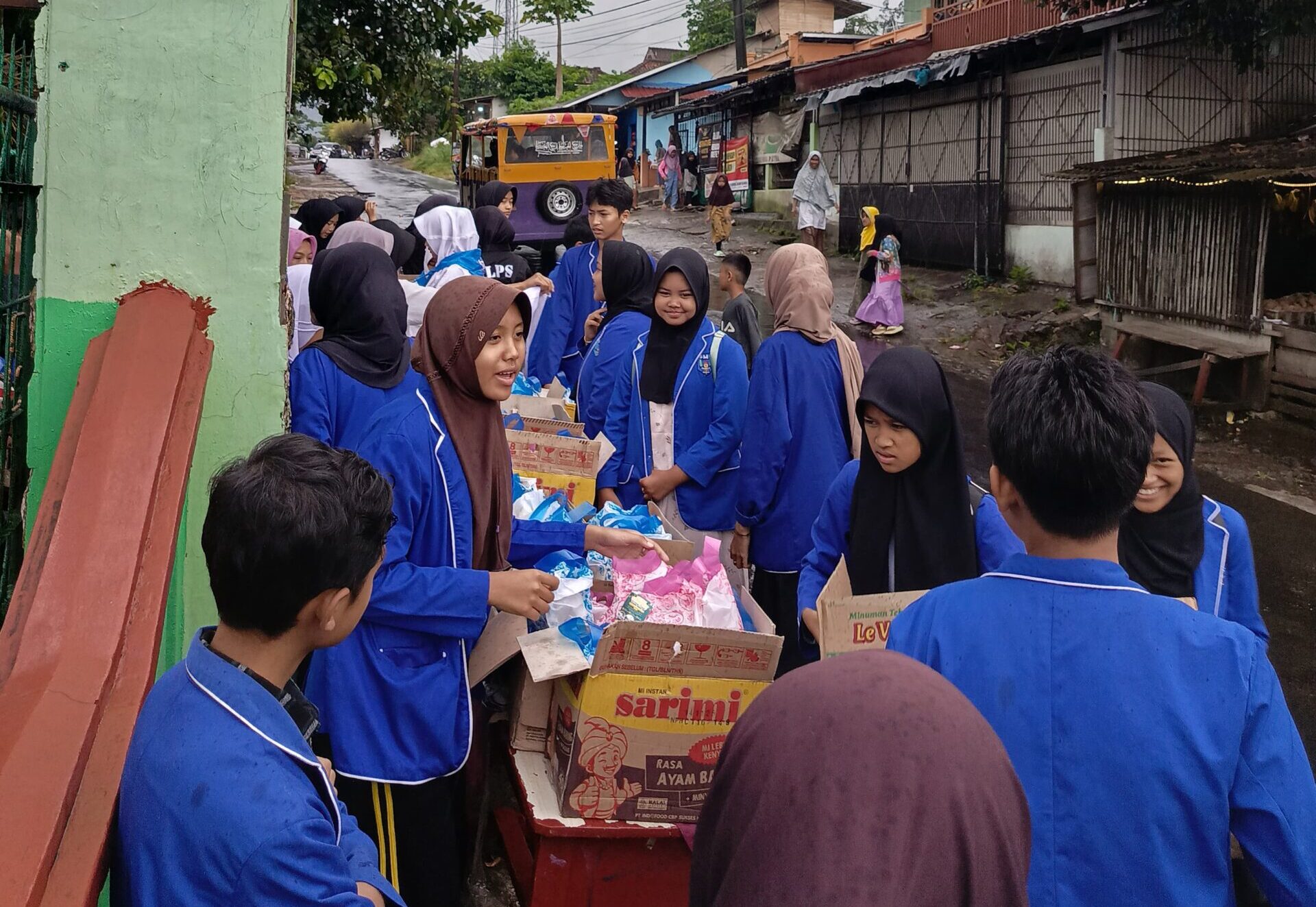 Meski hujan mengguyur sore itu, semangat pengurus Osis dan MPK SMPN 1 Gegerbitung tetap membara. Dengan penuh antusiasme, mereka kembali