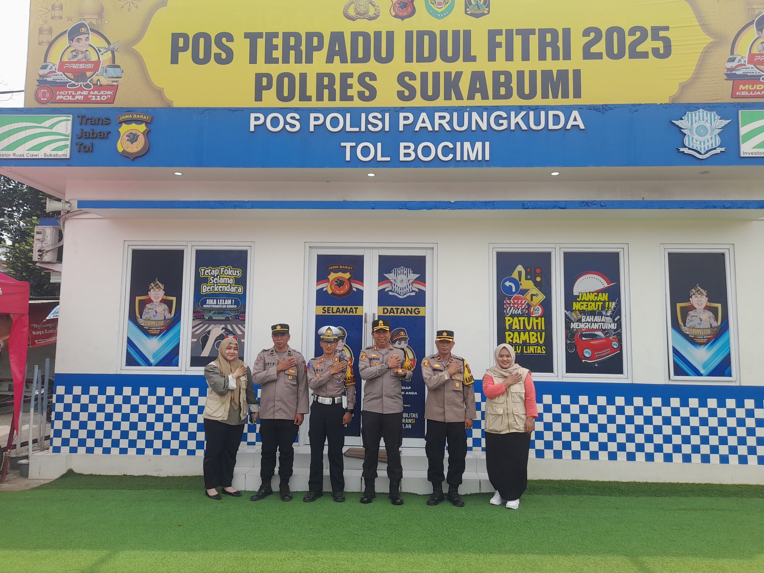 DICEK : Kapolres Sukabumi, AKBP Dr. Samian, saat pengecekan di Pos Terpadu Exit Tol Bocimi Seksi 3 Sundawenang, Kecamatan Parungkuda, Kabupaten Sukabumi, pada Selasa (25/3).(FOTO : UNTUK RADAR SUKABUMI)