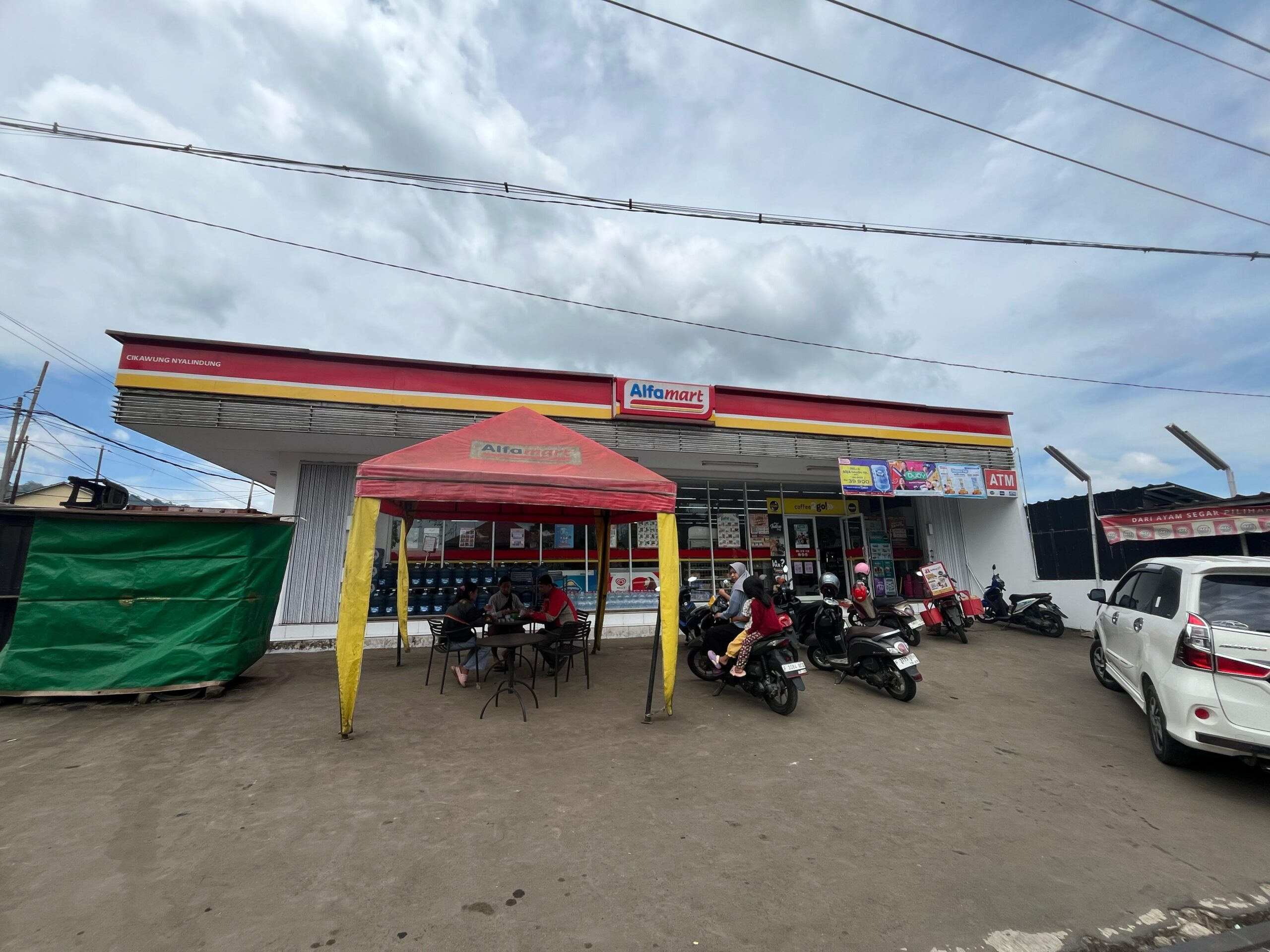 SUASANA : Suasana minimarket pasca dibobol maling di Kampung Kudang II, RT 02/RW 08, Desa Nyalindung, Kecamatan Nyalindung, Kabupaten Sukabumi.(FOTO : UNTUK RADAR SUKABUMI)