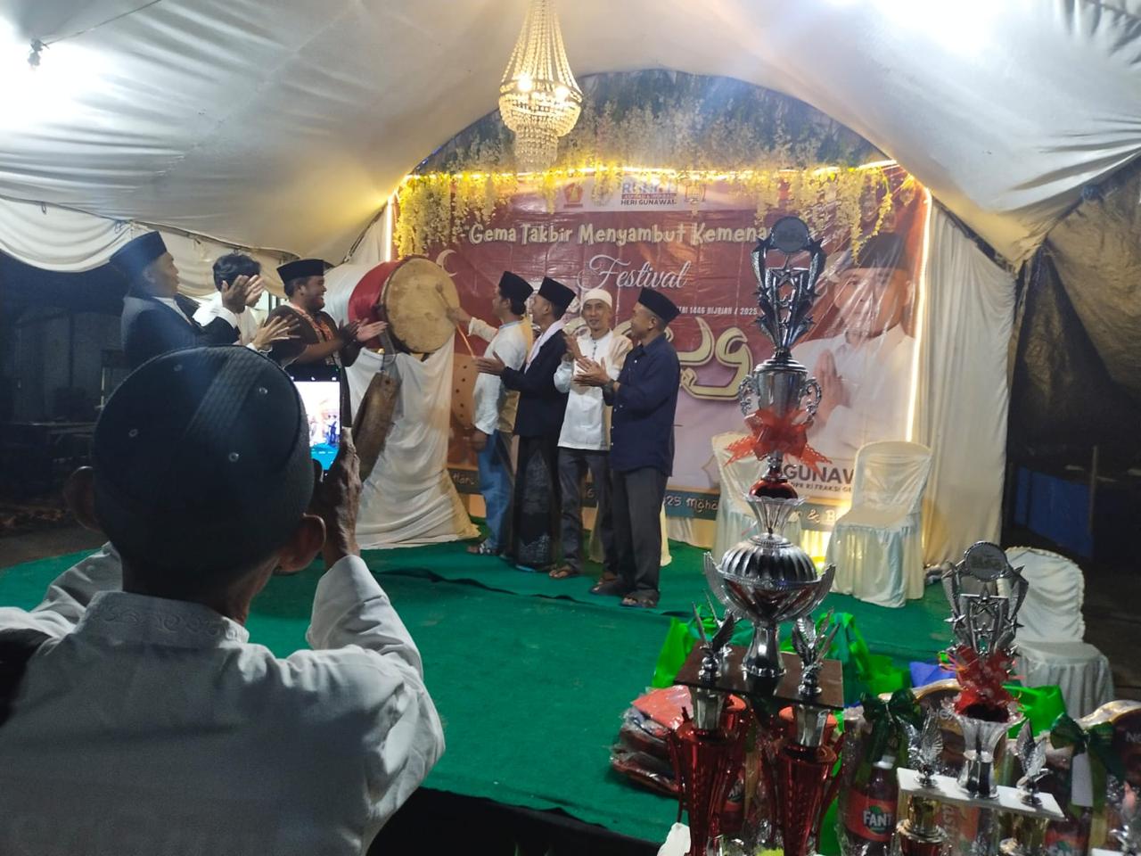 MERIAH : Sejumlah warga mengikuti Festival Bedug Piala Anggota DPR RI Fraksi Gerindra, Heri Gunawan di Masjid Agung R. Natadipura, Kecamatan Ciracap, Kabupaten Sukabumi pada Minggu (30/03) malam.(FOTO : UNTUK RADAR SUKABUMI)