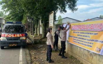 PASANG SPANDUK: Polres Sukabumi Kota memasang puluhan spanduk himbauan kamtibmas di beberapa lokasi strategis di wilayah hukum Polres Sukabumi Kota, Kamis (6/3).(FT: IST)
