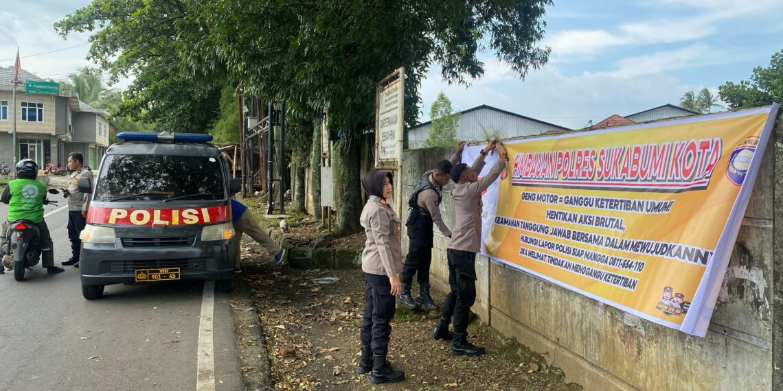 PASANG SPANDUK: Polres Sukabumi Kota memasang puluhan spanduk himbauan kamtibmas di beberapa lokasi strategis di wilayah hukum Polres Sukabumi Kota, Kamis (6/3).(FT: IST)