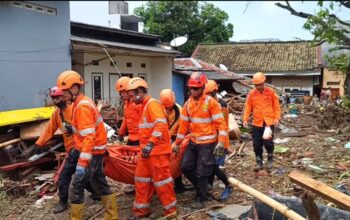 Tim Sar Gabungan saat mengevakuasi dua Korban terseret arus sungai Cipalabuan, di Kampung Gumelar, Kelurahan/ Kecamatan Palabuhanratu, Kabupaten Sukabumi.(FOTO : NANDI/ RADARSUKABUMI)