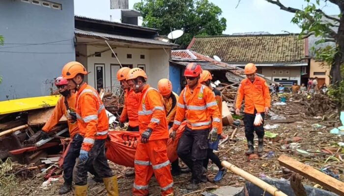 Dua Korban Banjir Ibu dan Anak di Palabuhanratu Ditemukan Meninggal Dunia dengan Berpelukan 