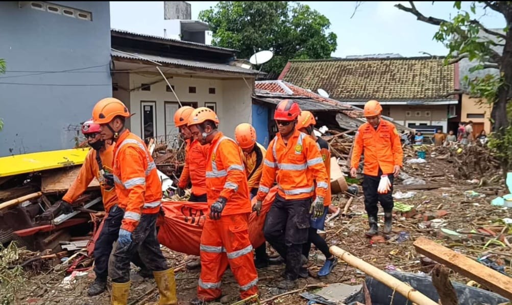 Tim Sar Gabungan saat mengevakuasi dua Korban terseret arus sungai Cipalabuan, di Kampung Gumelar, Kelurahan/ Kecamatan Palabuhanratu, Kabupaten Sukabumi.(FOTO : NANDI/ RADARSUKABUMI)