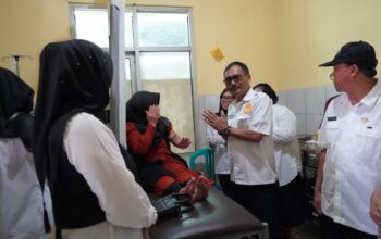 Kepala DPPKB Kabupaten Sukabumi, Uus Pirdaus, bersama jajaranya saat meninjau warga untuk pelayanan KB dan Kesehatan reproduksi di Puskesmas Warungkiara.