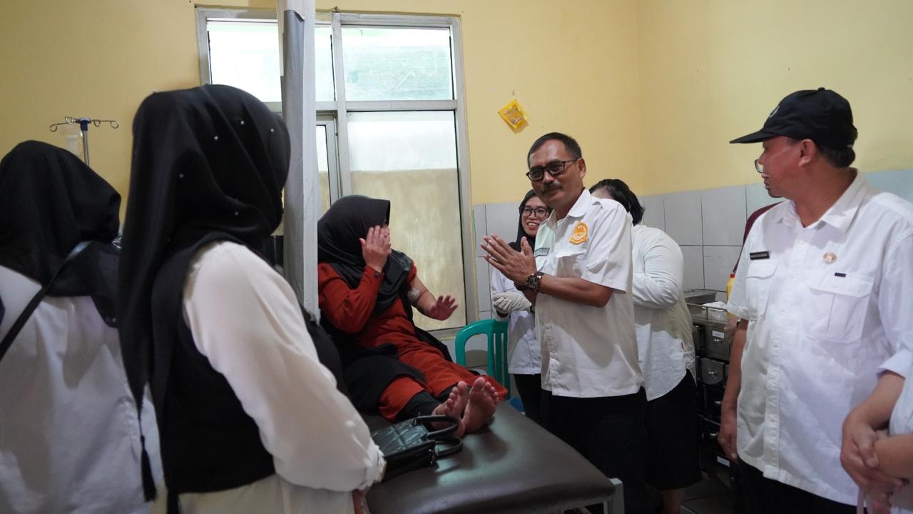 Kepala DPPKB Kabupaten Sukabumi, Uus Pirdaus, bersama jajaranya saat meninjau warga untuk pelayanan KB dan Kesehatan reproduksi di Puskesmas Warungkiara.