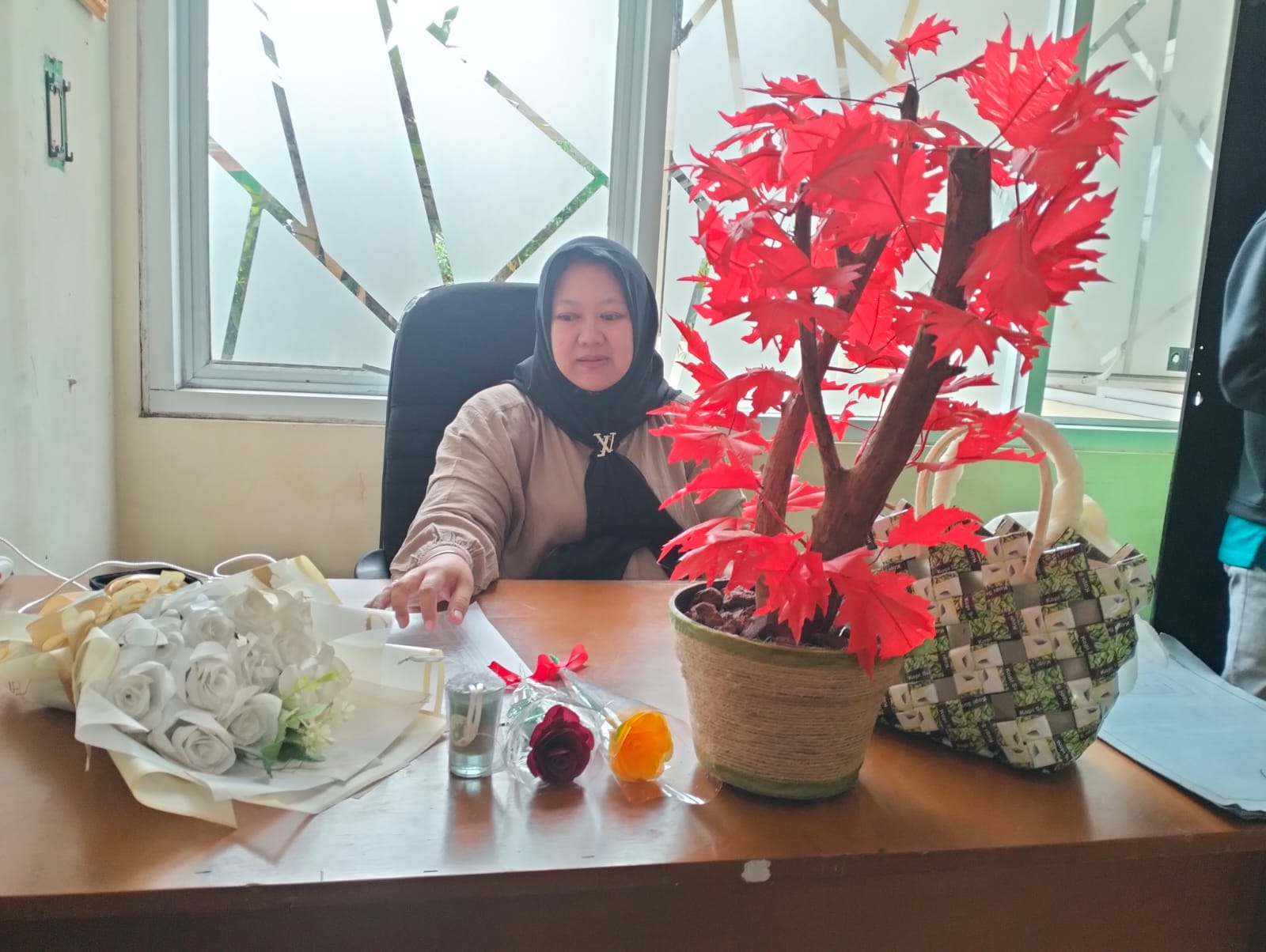 WAWANCARA: Direktur Bank Sammi, Yusi Yulistiawati saat diwawancara di ruang kerjanya, Rabu (5/3).