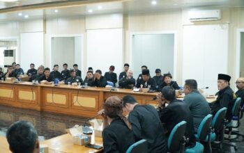 Suasana saat puluhan orang dari IPSI kabupaten Sukabumi Audensi dengan DPRD.(FOTO : NANDI/ RADARSUKABUMI)