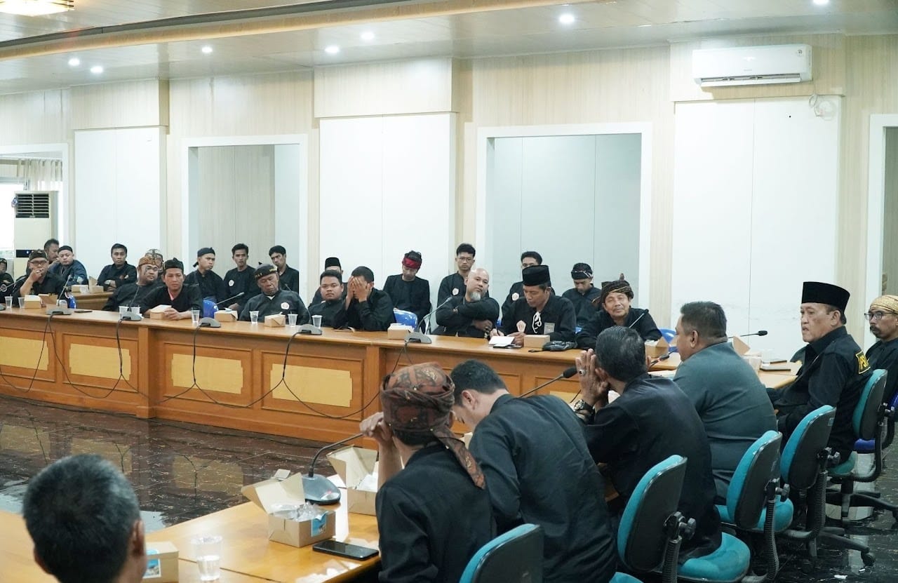 Suasana saat puluhan orang dari IPSI kabupaten Sukabumi Audensi dengan DPRD.(FOTO : NANDI/ RADARSUKABUMI)