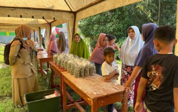 Kepala Dinas Perikanan Kabupaten Sukabumi Nunung Nurhayati saat mengikuti muhibah Ramadhan 1446 H di Kecamatan Kadudampit.