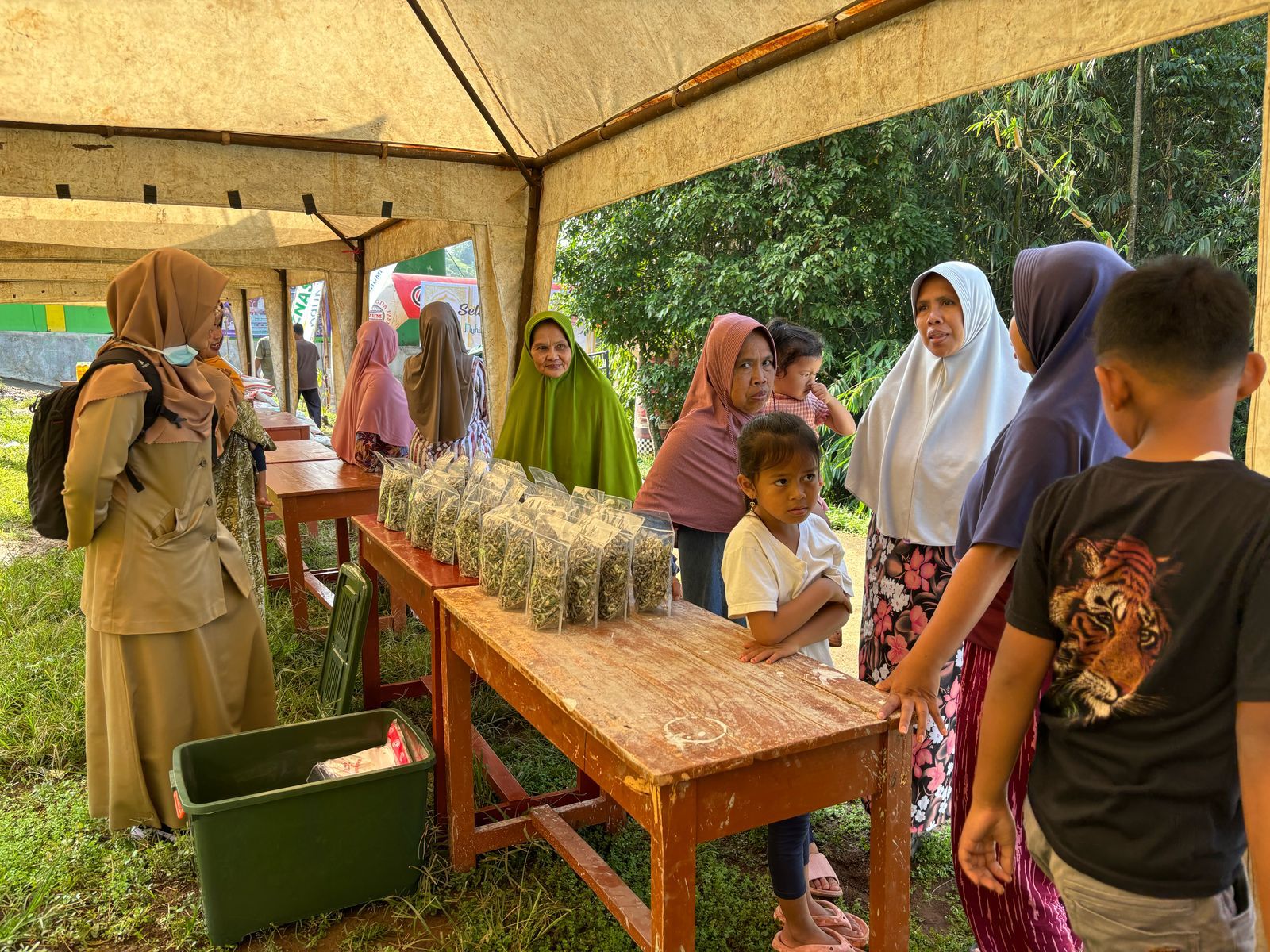 Kepala Dinas Perikanan Kabupaten Sukabumi Nunung Nurhayati saat mengikuti muhibah Ramadhan 1446 H di Kecamatan Kadudampit.