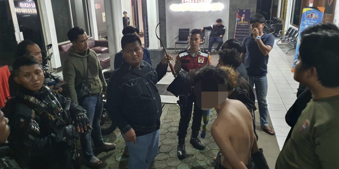 DIAMANKAN: Tim Macan Bintana Polres Sukabumi Kota, menciduk empat remaja yang diduga hendak melakukan aksi tawuran menggunakan senjata tajam di wilayah hukum Polres Sukabumi Kota.(FT: IST)