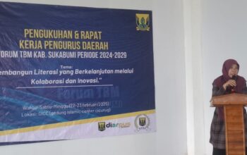 Kepala Diarpus Kabupaten Sukabumi, Hj. Aisah saat memberikan sambutan pada peresmian Pengurus Daerah TBM Kabupaten Sukabumi periode 2025-2030 di Gedung Islamic Centre Cicurug, belum lama ini.