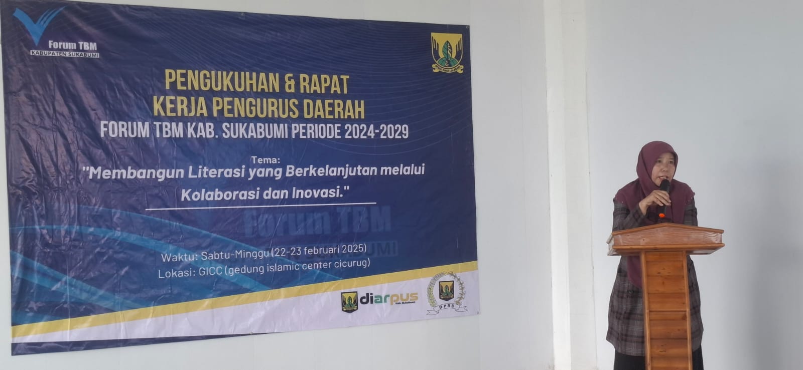 Kepala Diarpus Kabupaten Sukabumi, Hj. Aisah saat memberikan sambutan pada peresmian Pengurus Daerah TBM Kabupaten Sukabumi periode 2025-2030 di Gedung Islamic Centre Cicurug, belum lama ini.