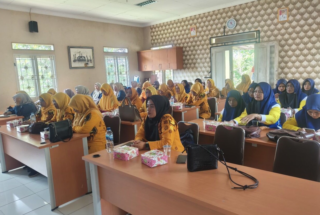 ARAHAN : Petugas DPPKB Kabupaten Sukabumi, saat memberikan arahan pada bimtek SIGA bagi PPKBD di aula Kecamatan Purabaya, belum lama ini.(FOTO : UNTUK RADAR SUKABUMI)