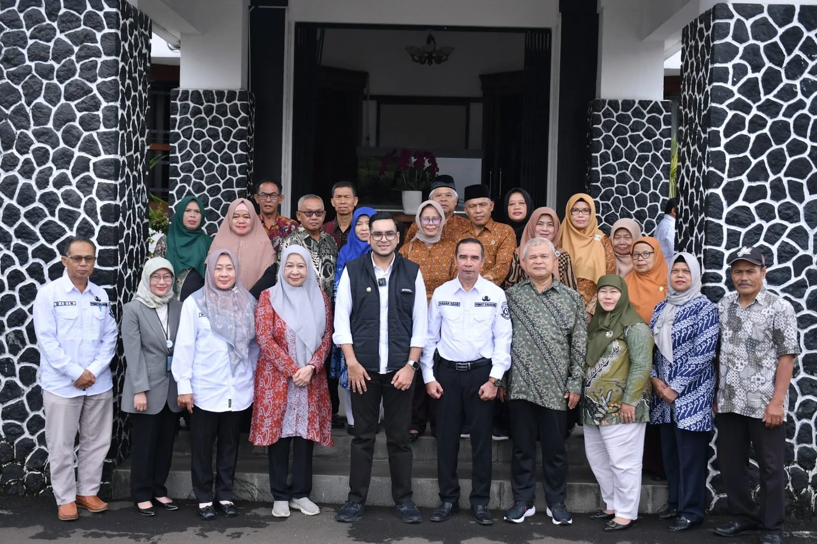 PELEPASAN: Pemkot Sukabumi saat melepas 14 ASN yang memasuki masa purna bakti di Ruang Utama Setda Kota Sukabumi, Selasa (4/3).