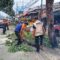 PEMANGKASAN: Sejumlah personel BPBD dan DPUTR Kota Sukabumi saat melakukan pemangkasan pohon rawan tumbang di Jalan RA Kosasih, Kelurahan Subangjaya, Kecamatan Cikole, Selasa (4/3). (ist)