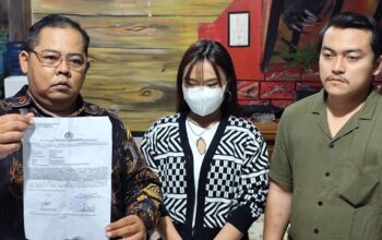 DIWAWANCARA: Korban bersama kuasa hukum memperlihatkan bukti laporan polisi, belum lama ini.(FT: BAMBANG/RADARSUKABUMI)