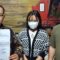 DIWAWANCARA: Korban bersama kuasa hukum memperlihatkan bukti laporan polisi, belum lama ini.(FT: BAMBANG/RADARSUKABUMI)