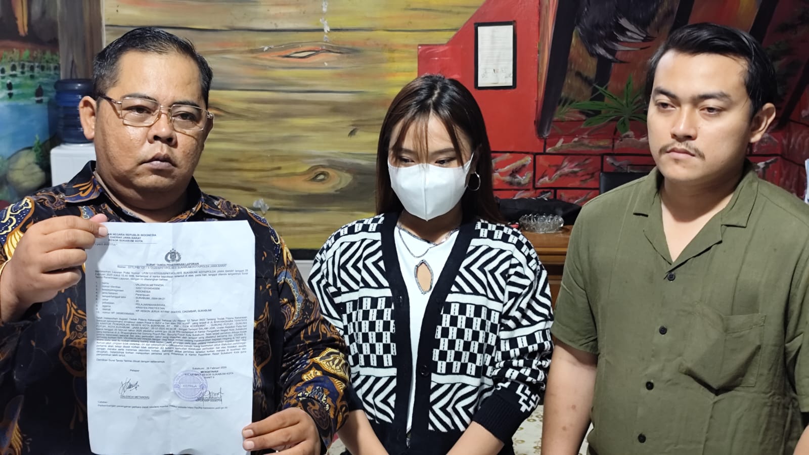 DIWAWANCARA: Korban bersama kuasa hukum memperlihatkan bukti laporan polisi, belum lama ini.(FT: BAMBANG/RADARSUKABUMI)