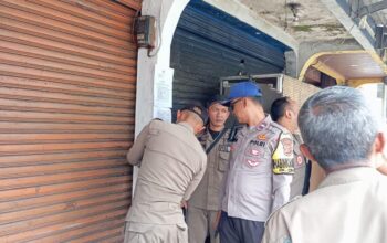 SIDAK : Petugas gabungan saat melakukan sidak ke salah satu warung di wilayah Kelurahan/Kecamatan Cibadak, Kabupaten Sukabumi. (FOTO : UNTUK RADAR SUKABUMI)