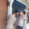 SIDAK : Petugas gabungan saat melakukan sidak ke salah satu warung di wilayah Kelurahan/Kecamatan Cibadak, Kabupaten Sukabumi. (FOTO : UNTUK RADAR SUKABUMI)