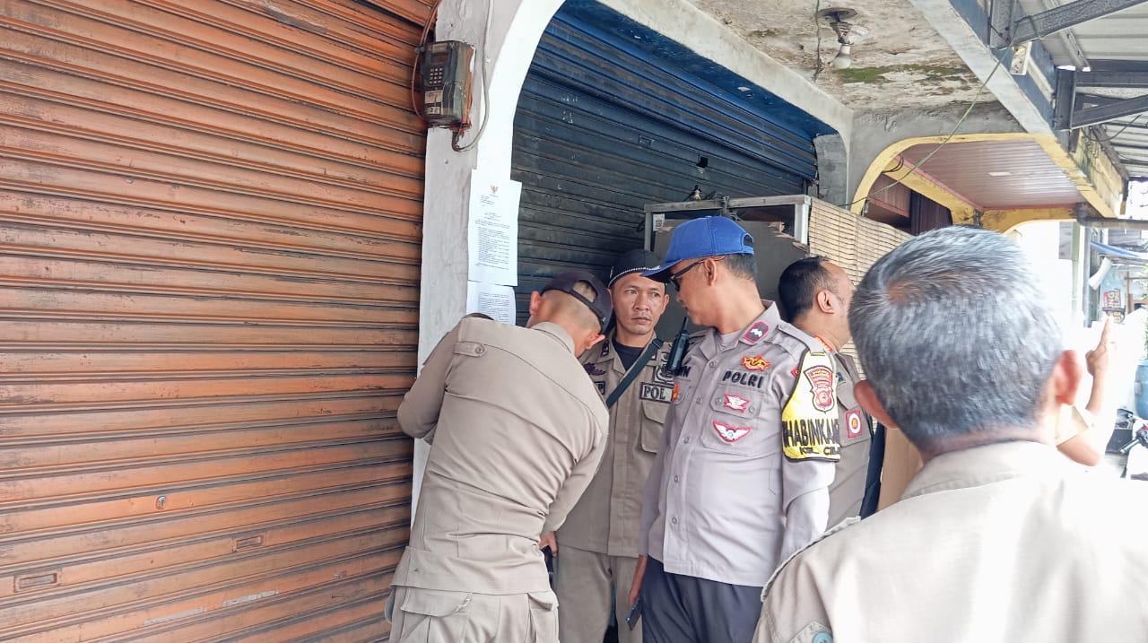 SIDAK : Petugas gabungan saat melakukan sidak ke salah satu warung di wilayah Kelurahan/Kecamatan Cibadak, Kabupaten Sukabumi. (FOTO : UNTUK RADAR SUKABUMI)