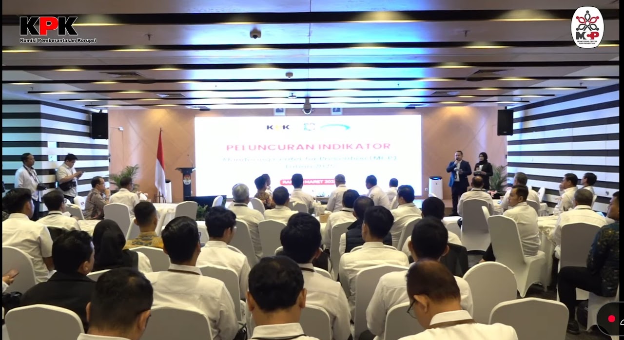 Ketua DPRD Kabupaten Sukabumi Budi Azhar, Bupati Asep Japar dan Sekda Ade Suryaman mengikuti zoom meeting peluncuran Indikator Indeks Pencegahan Korupsi Daerah (IPKD).(FOTO : UNTUK/ RADARSUKABUMI)