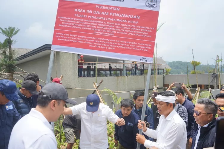 Penyegelan Eiger Adventure Land di Desa Sukagalih, Kecamatan Megamendung, Kabupaten Bogor, Kamis, 6 Maret 2025. (Arifin - Metropolitan)