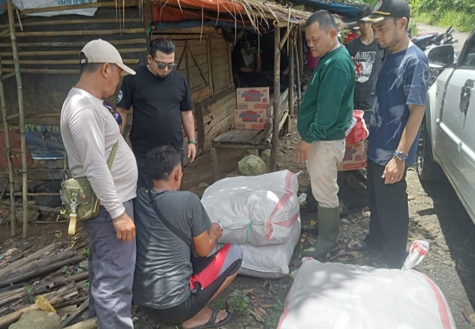 Wakil Ketua DPRD Kabupaten Sukabumi H. Usep saat menyalurkan bantuan kepada masyarakat di kampung Ciseupan, Desa Cidadap, Kecamatan Simpenan, Kabupaten Sukabumi.(FOTO : NANDI/ RADARSUKABUMI)