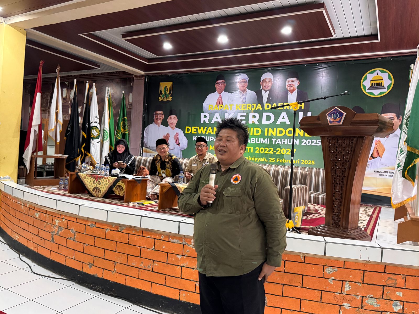 Kabid Pencegahan dan Kesiapsiagaan Bencana pada BPBD Kabupaten Sukabumi, Agung saat memberikan pemahaman masjid siaga bencana pada Rakerda II DMI Kabupaten Sukabumi.