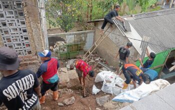 EVAKUASI: Sejumlah warga Kampung Tegalwangi RT 4/RW2, Kelurahan Sukakarya, Kecamatan Warudoyong, saat membersihkan material dinding rumah yang roboh tergerus longsor, Minggu (2/3). (FT: IST)