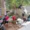 EVAKUASI: Sejumlah warga Kampung Tegalwangi RT 4/RW2, Kelurahan Sukakarya, Kecamatan Warudoyong, saat membersihkan material dinding rumah yang roboh tergerus longsor, Minggu (2/3). (FT: IST)