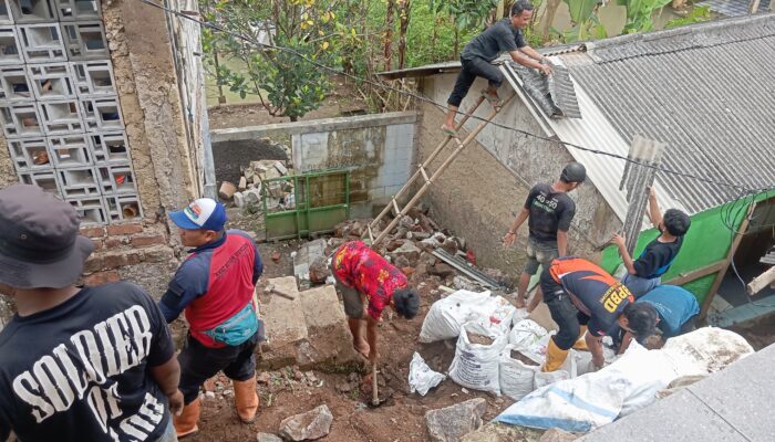 Tiga Rumah Warga Tegalwangi Kota Sukabumi Terancam Tergerus Longsor