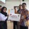 BERPRESTASI : Bupati Sukabumi, Asep Japar saat menyerahkan piagam penghargaan peserta terbaik beasiswa di UNP.(FOTO : UNTUK RADAR SUKABUMI)